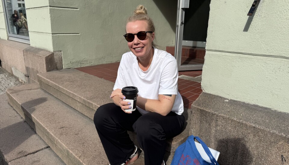 Karen nyter en cappuccino på trappa etter endt arbeidsdag