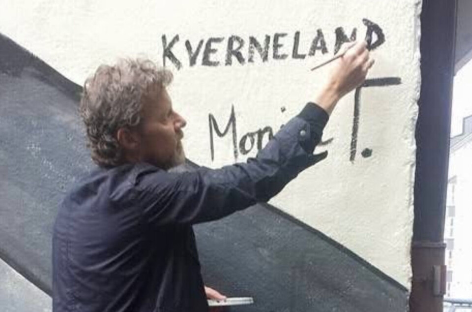 Steffen Kverneland signerer kunstverket