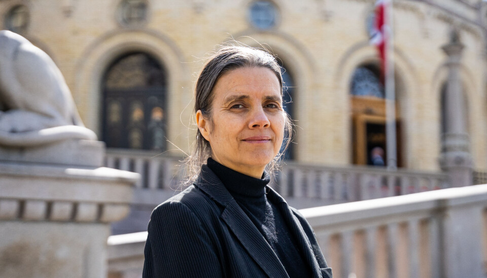 Siri Martinsen står klar med 20 000 underskrifter foran stortinget.