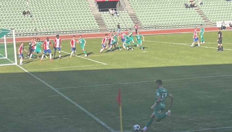 Lyn forsvarer en corner tidlig i førsteomgang