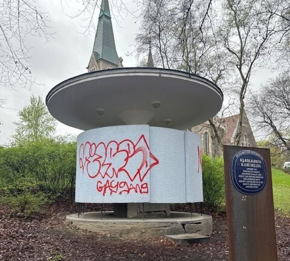 Kjærlighetskarusellen i Stensparken ble tagget med rødmalt graffiti og ordet «GAYGANG». Installasjonen har stor betydning for Oslos skeive historie og ble raskt renset etter at en beboer varslet kommunen.
